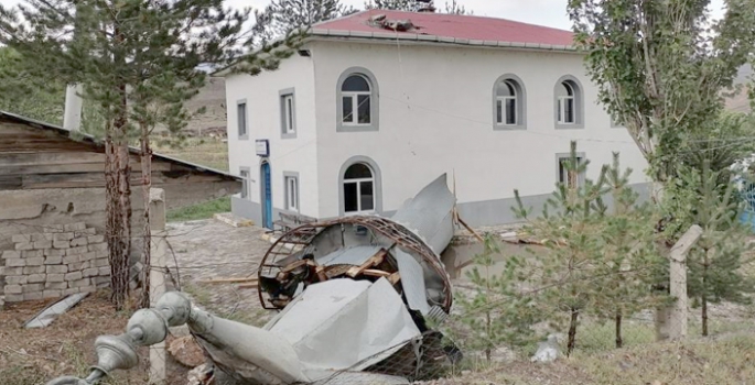 Şiddetli fırtına 30 senelik caminin minaresini yıktı