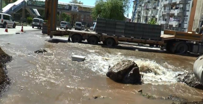 Su borusu patladı, yollar göle döndü