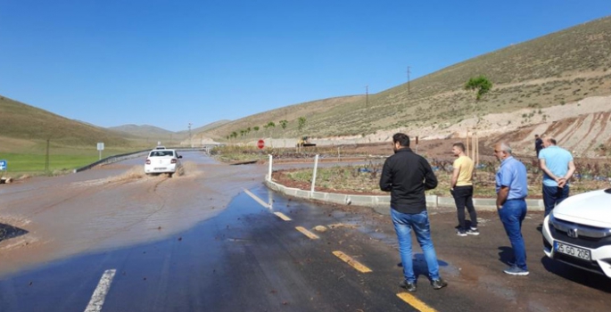 Su borusu patladı, yollar göle döndü