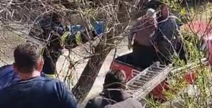 Sürücü aracıyla dereye uçtu