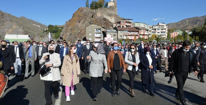 Tarihi İspir Panayırı kortej yürüyüşüyle başladı