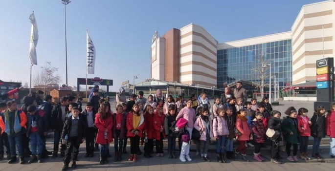 Taşradaki öğrencilerin hayallerini gerçekleştiriyor