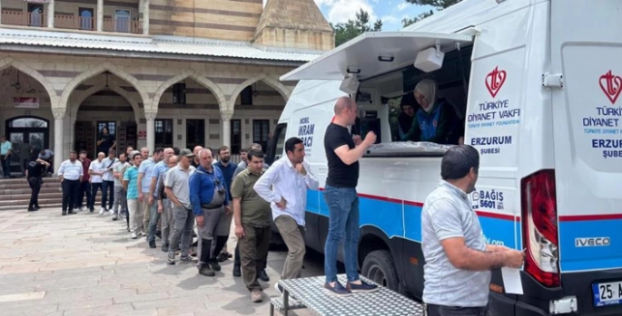 TDV Erzurum Kadın Kolları’ndan aşure ikramı