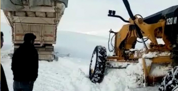 Tekman’da yolda kalan araçlar kurtarıldı