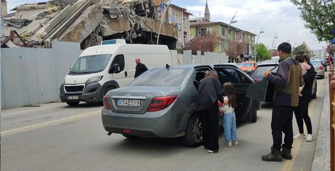 Ters yöne giren yabancı plakalı otomobil kazaya neden oldu