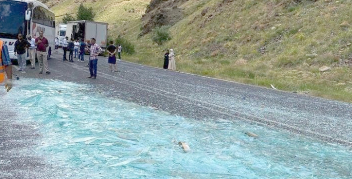 Tırın çadırı açıldı, camlar yola saçıldı