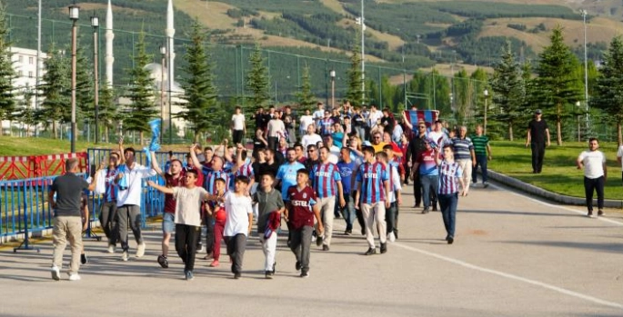 Trabzonspor taraftarıyla kucaklaştı