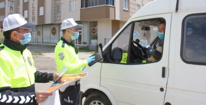 Trafik ekipleri sürücülere broşür dağıttı