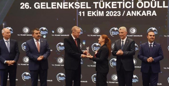 TRT Erzurum Radyosu ödülünü Erdoğan’dan aldı