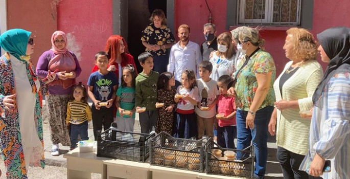 Türk Anneler Derneğinden Aşure dağıtımı