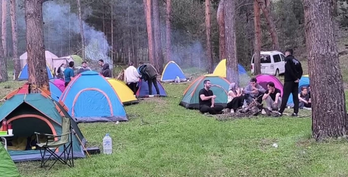 Üniversite öğrencileri Uzundere'de kamp yaptı