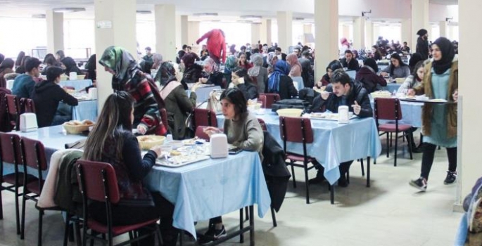 Üniversitesi öğrencilerine ücretsiz iftar