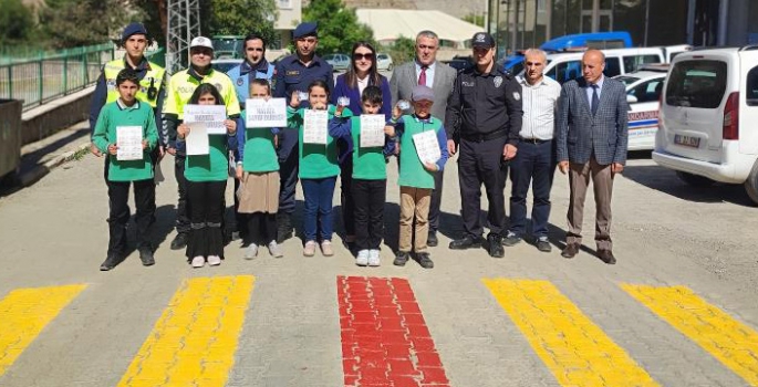 Uzundere'de yaya geçidi boyandı, kaza tatbikatı yapıldı