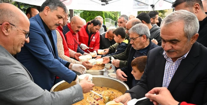 Vali Çiftçi'den aşure ikramı