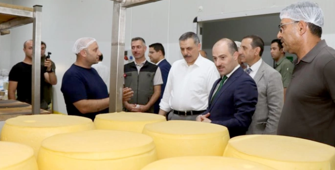 Vali Çiftçi’den süt üreticisine destek