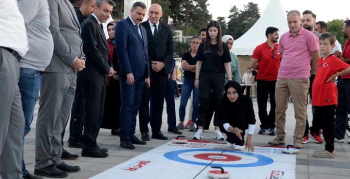 Vali Çiftçi Halk Sağlığı Şenliği’nde