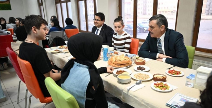 Vali Çiftçi öğrencilerle iftar yaptı