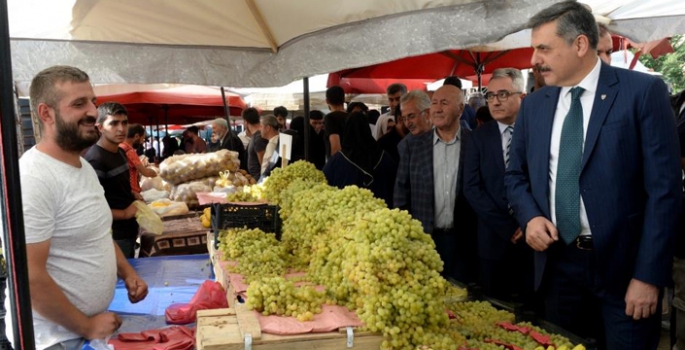 Vali Çiftçi, semt pazarında esnaf ve vatandaşı dinledi