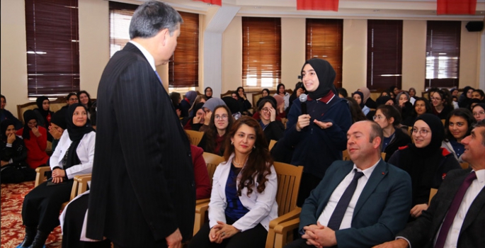 Vali Çiftçi: Zamanı iyi değerlendirin, kendinize yatırım yapın!