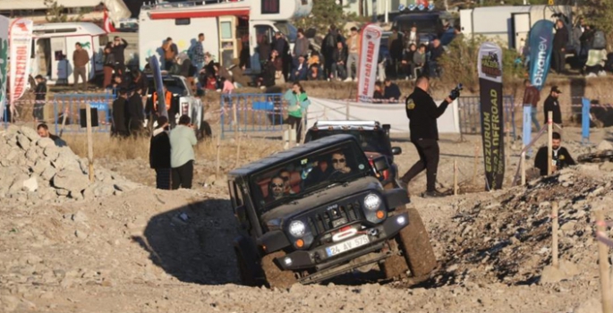 Vali Memiş direksiyona geçti Off-Road yaptı