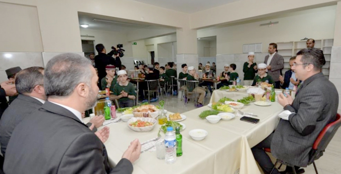 Vali Memiş hafızlarla iftar yaptı