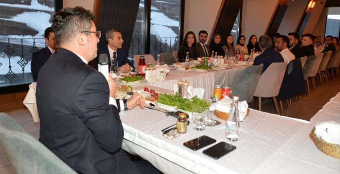 Vali Memiş, sağlık çalışanları ve öğretmenlerle iftarda buluştu