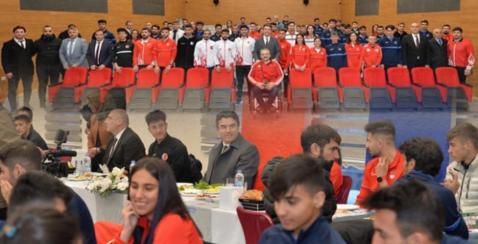 Vali Memiş, sporcularla iftar açtı