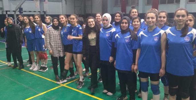 Voleybol turnuvasında renkli görüntüler ortaya çıktı