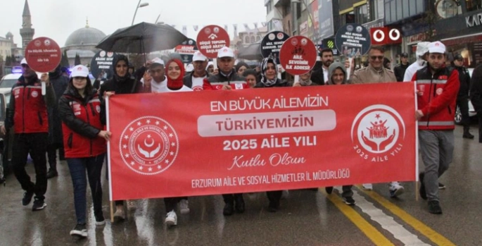 Yağmur altında aile yürüyüşü