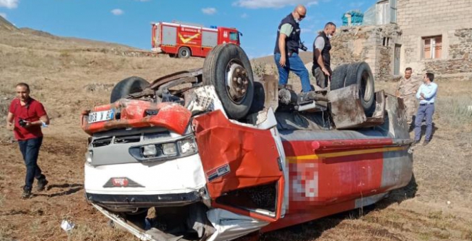 Yakıt ikmal tankı şarampole yuvarlandı: 1 ölü, 1 yaralı