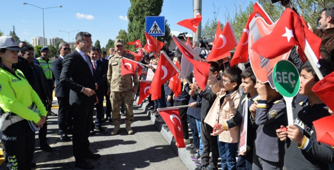 Yaya geçitleri kırmızıya boyandı