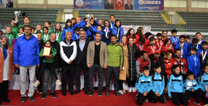 Yıldız patenciler Erzurum’da piste çıktı