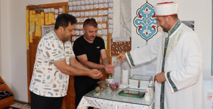 Yol kenarındaki cami yolcuların uğrak yeri