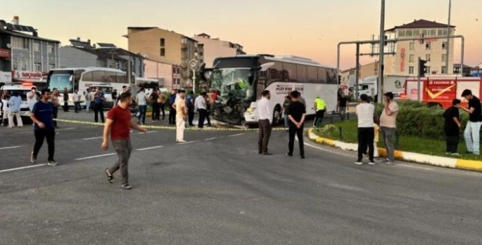 Yolcu otobüsü ile traktör çarpıştı: 8 yaralı