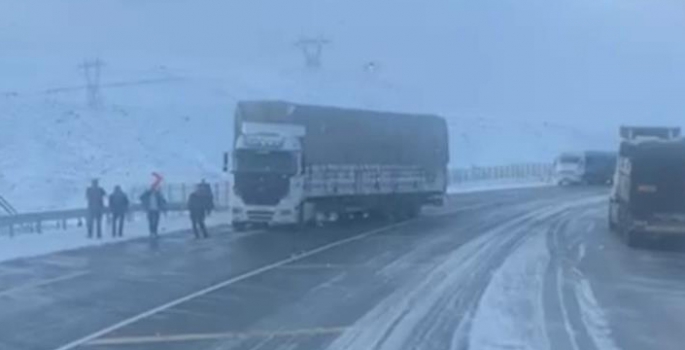 Yollar buz pistine döndü, onlarca tır mahsur kaldı