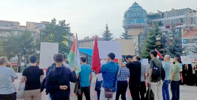 Zulme sessiz direniş: Sağlıkçılar Gazze için yine sokakta