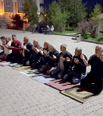 Depremzedeler Erzurum’da şükür namazı kıldı