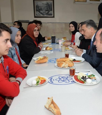 Vali Çiftçi öğrencilerle kahvaltıda buluştu